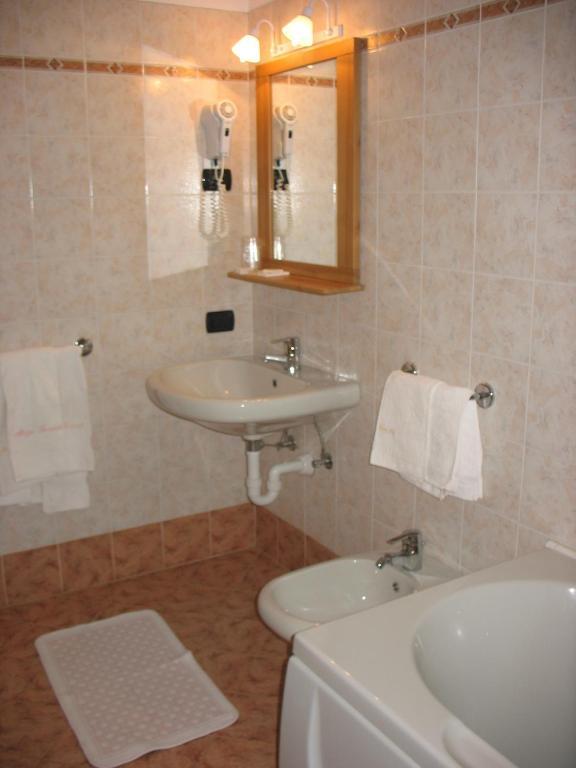 Hotel Cevedale Santa Caterina Valfurva Room photo